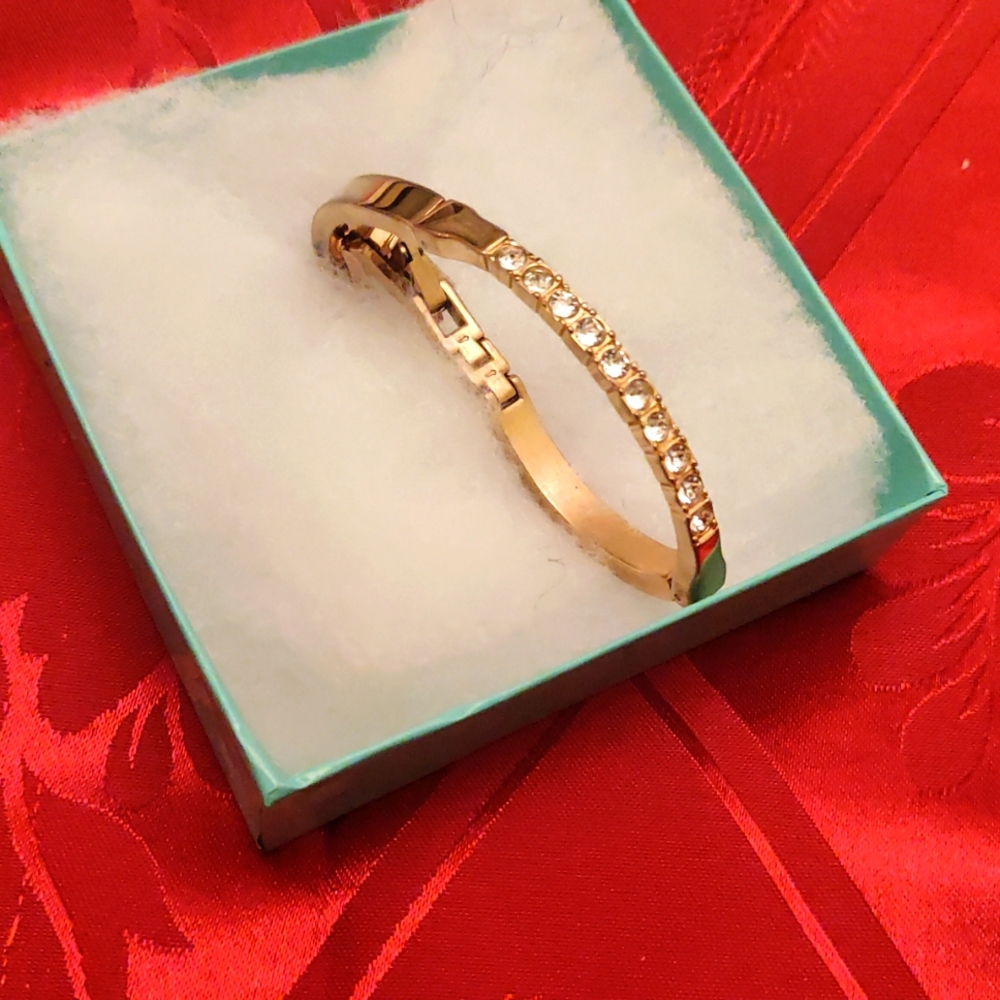 Bracelet with zircon